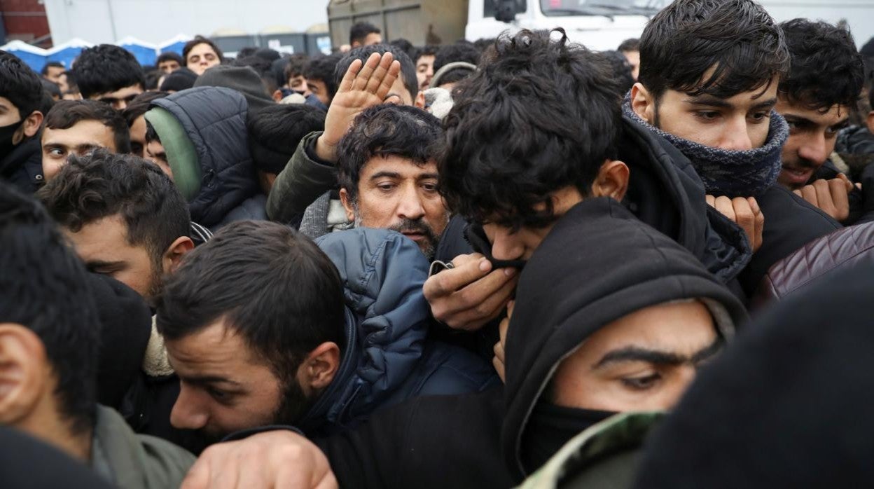 Cola para recibir comida en un barracón en Bielorrusia