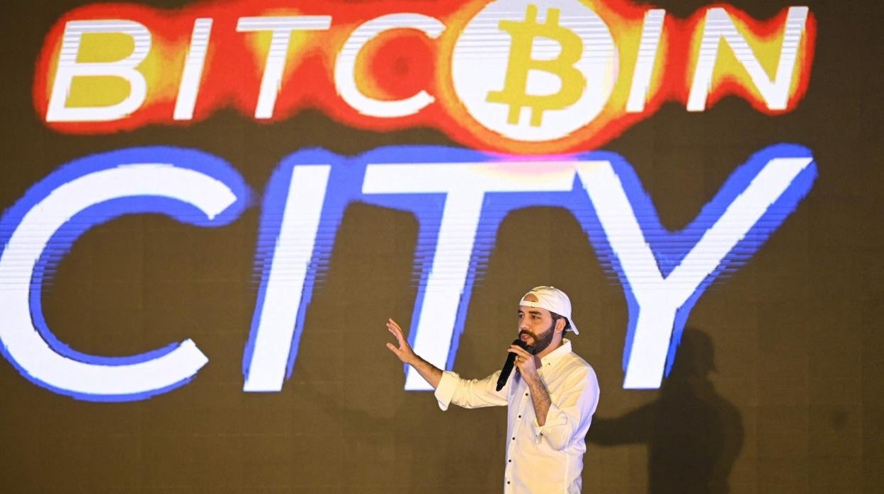 El presidente de El Salvador, Nayib Bukele, durante su discurso en la ceremonia de clausura de la conferencia Latin Bitcoin (LaBitConf)