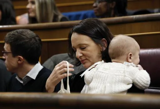 Fotografía de archivo de la diputada de Podemos Carolina Bescansa, con su bebé, en su escaño del Congreso