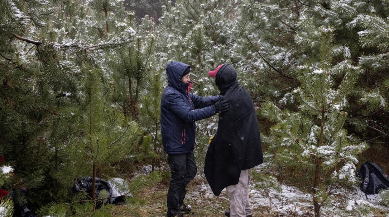 Una activista polaca acoge a un migrante sirio en el bosque, tras lograr cruzar la frontera