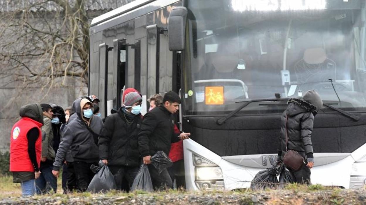 Un grupo de inmigrantes, en Calais tras su intento fallido de cruzar el canal de la Mancha