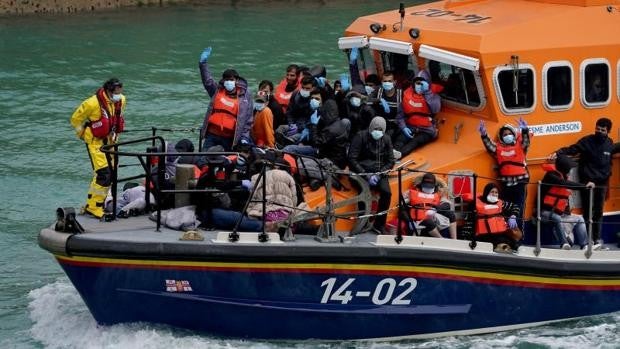Europa culpa a la Policía británica del caos migratorio en el canal de la Mancha