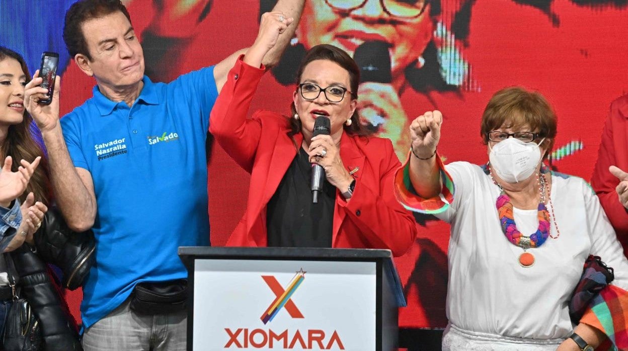 La candidata presidencial hondureña por el partido Libertad y Refundación (LIBRE), Xiomara Castro, celebra en la sede del partido tras las elecciones generales