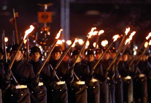 Miembros de las Fuerzas Armadas desfilan en la despedida a Merkel