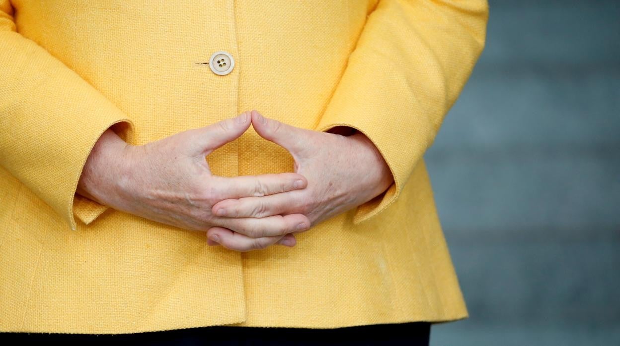 Una de las poses más conocidas de la canciller Angela Merkel, que ya incluso ha copiado Scholz, su sucesor
