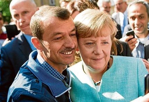 La canciller alemana, Angela Merkel, durante su visita a la Oficina Federal de Migración y Refugiados en Berlín