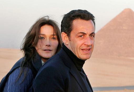 Sarkozy estaba casado con Cecilia Ciganer Albeniz, pero una sucesión de infidelidades acabó con el matrimonio. Al poco tiempo, conoció a Carla Bruni, la mujer con la que todavía comparte su vida. En la imagen, ambos durante unas vacaciones en Egipto en 2007