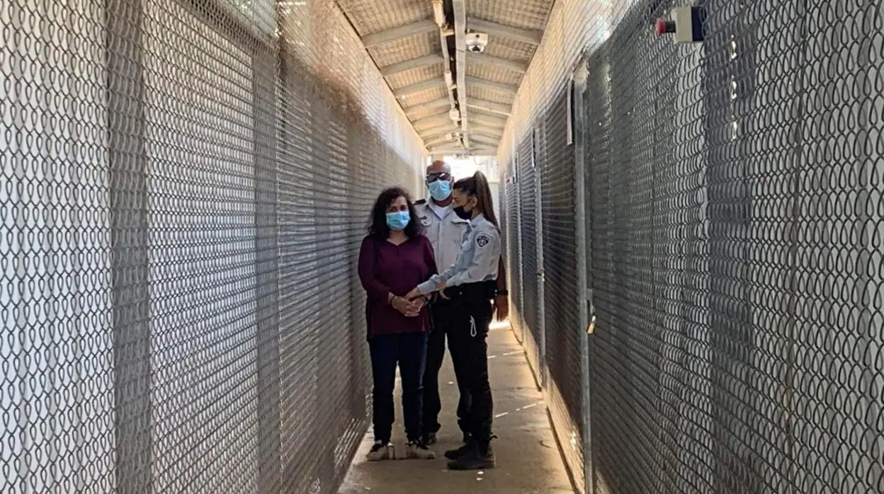 La trabajadora humanitaria española Juana Ruiz Sánchez es trasladada esposada de pies y manos en la prisión israelí de Ofer, antes del inicio de la vista judicia