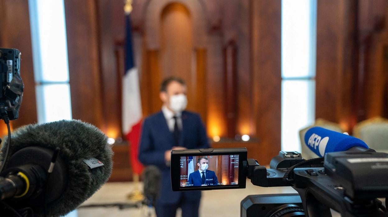 Macron habla ayer con la prensa en el aeropuerto de la capital de Qatar, en su gira por el Golfo