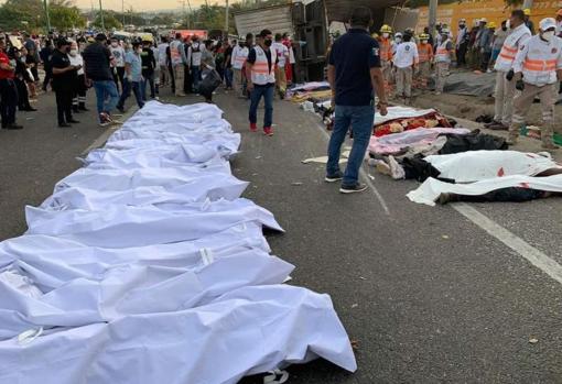 Cuerpos de víctimas permanecen alineadas en el lugar del siniestro