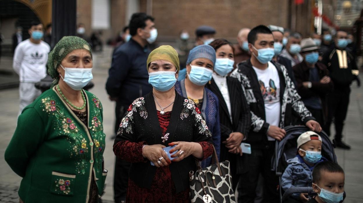 Mujeres de minorías étnicas se reúnen en el Gran Bazar Internacional de Urumqi, en la Región Autónoma Uigur de Xinjiang