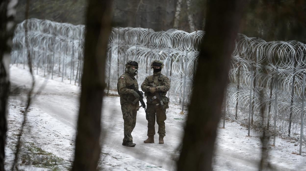 Dos soldados polacos patrullan la zona fronteriza tras el intento de cruce de migrantes desde Bielorrusia