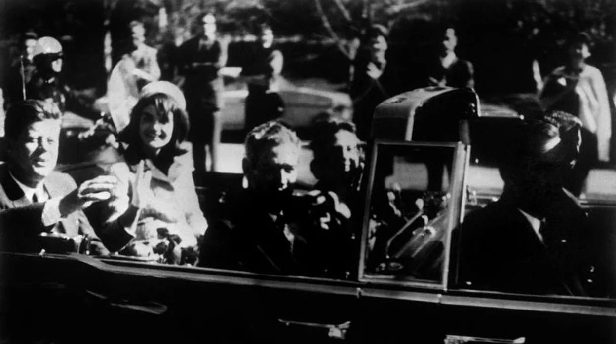 John F. Kennedy y su esposa Jackie, momentos antes del magnicidio