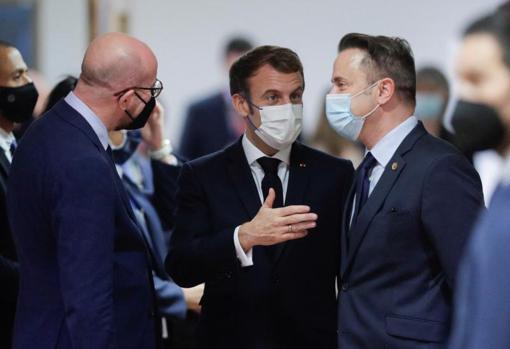 El presidente del Consejo Europeo, Charles Michel; el presidente francés, Emmanuel Macron, y el primer ministro de Luxemburgo, Xavier Bettel, durante la cumbre europea en Bruselas