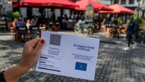 Las divisiones en la UE dejan en el aire el certificado Covid y dan alas a los antivacunas