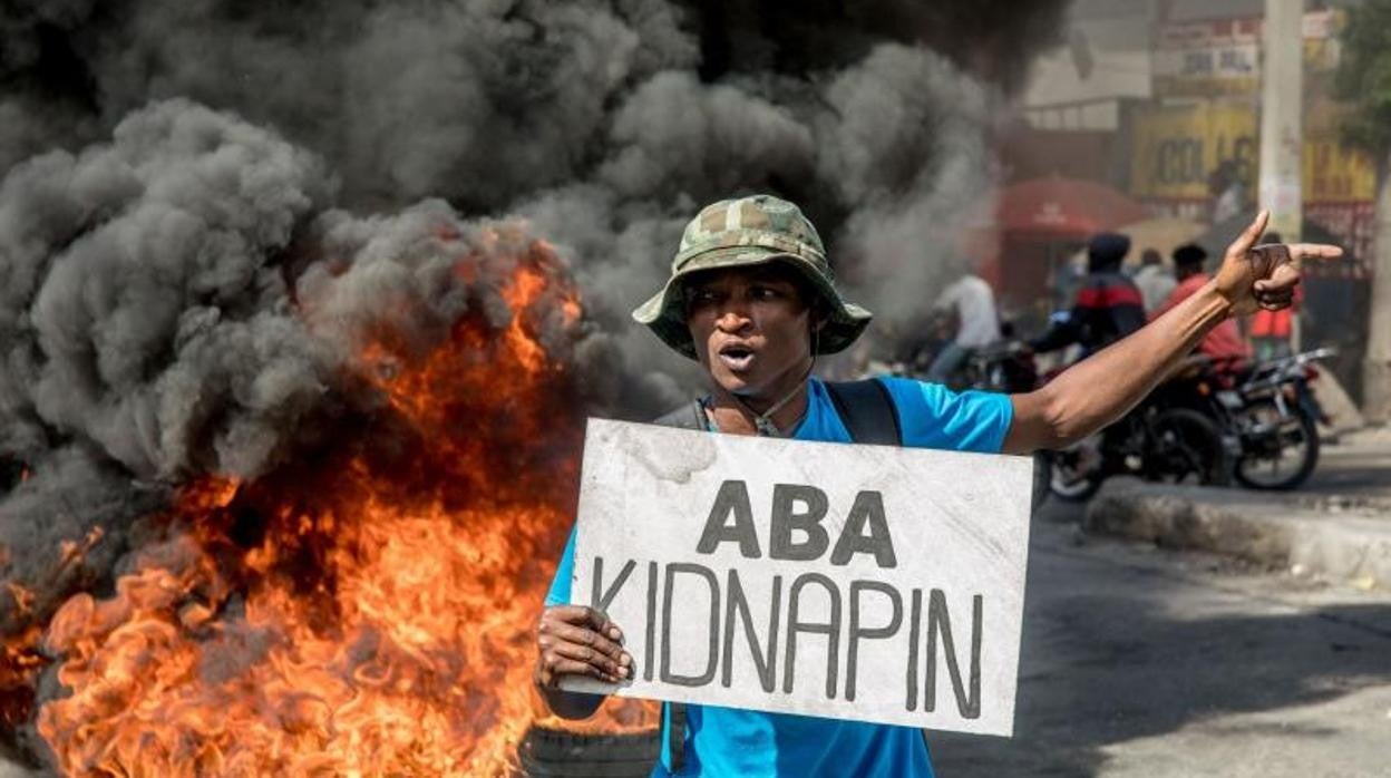 Un hombre protesta contra los secuestros en Haití