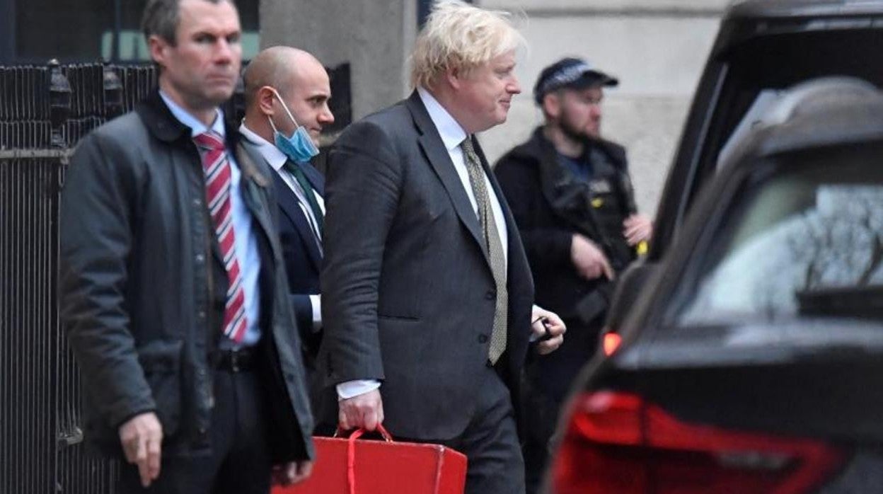 Boris Johnson sale del 10 de Downing Street por una puerta trasera