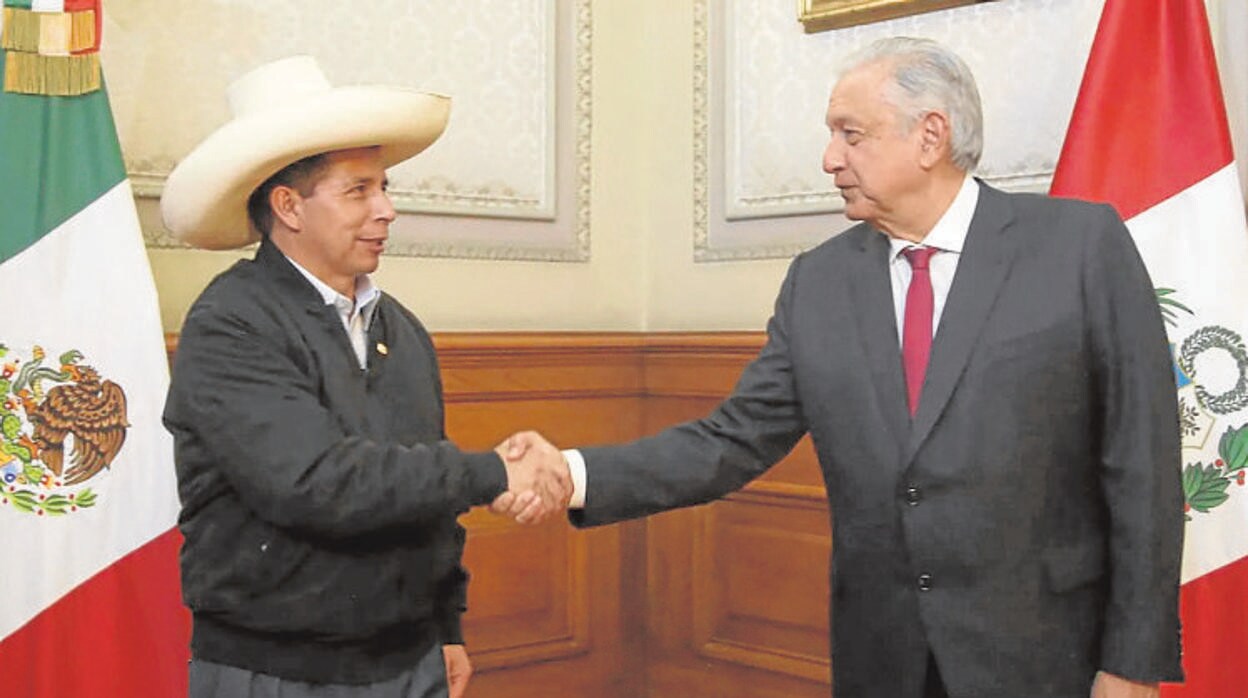 Pedro Castillo y Andrés Manuel López Obrador, durante un encuentro