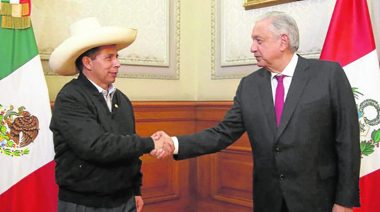 Pedro Castillo y Andrés Manuel López Obrador, durante un encuentro