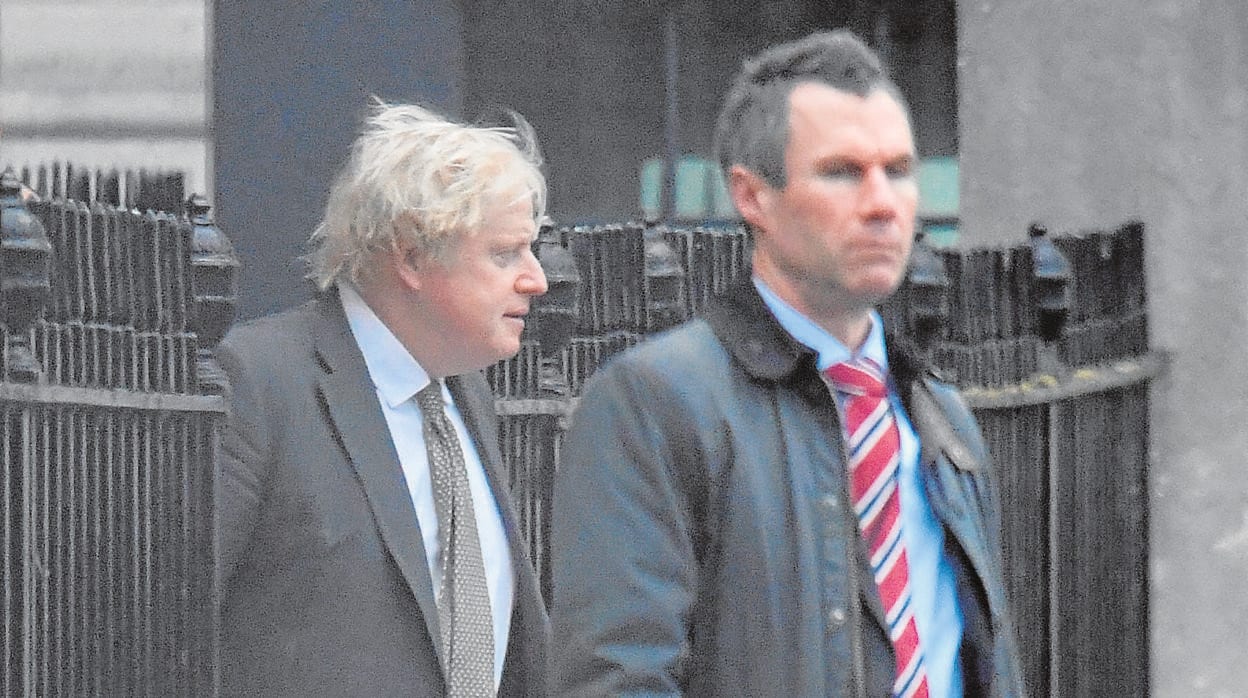 Boris Johnson abandona la sede del Gobierno en Londres