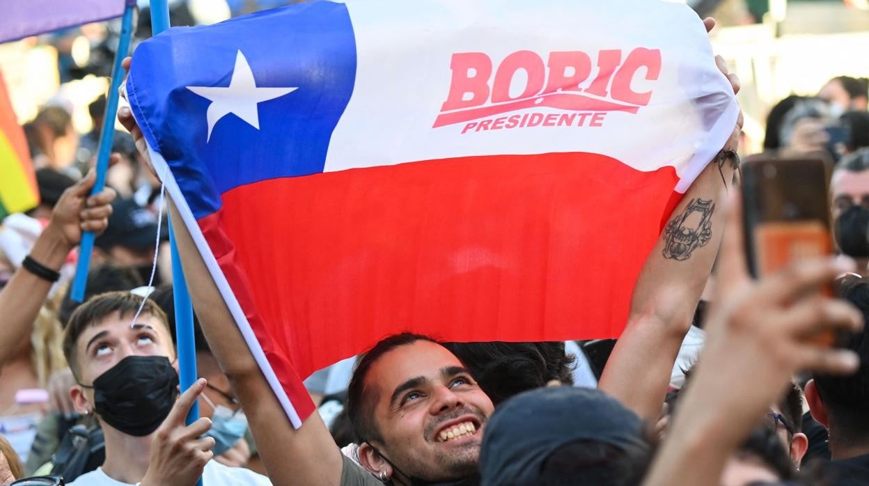 Simpatizantes del candidato presidencial chileno Gabriel Boric celebran tras los primeros resultados oficiales