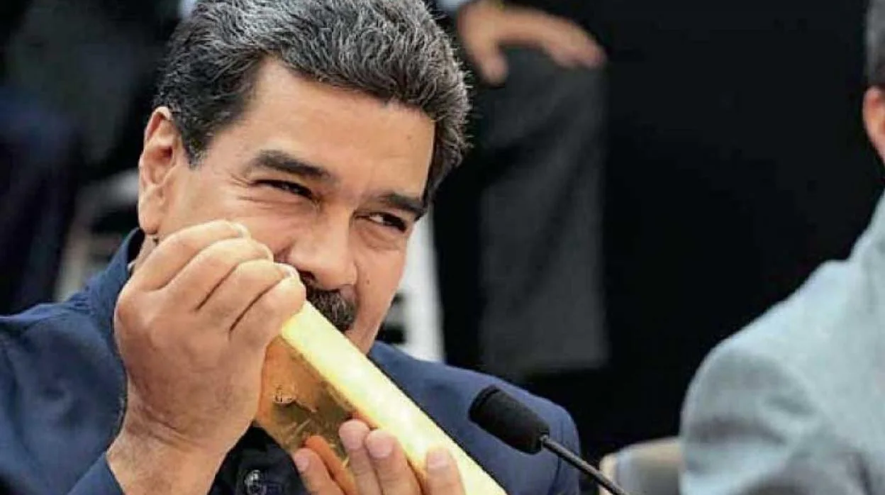El líder chavista, Nicolás Maduro, con un lingote de oro