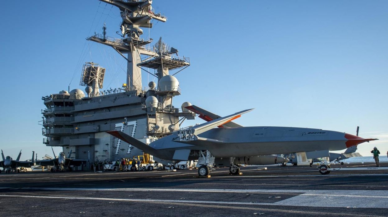 El MQ-25 de Boeing, a bordo del portaaviones George H. W. Bush (CVN 77), durante las prueba de maniobrabilidad