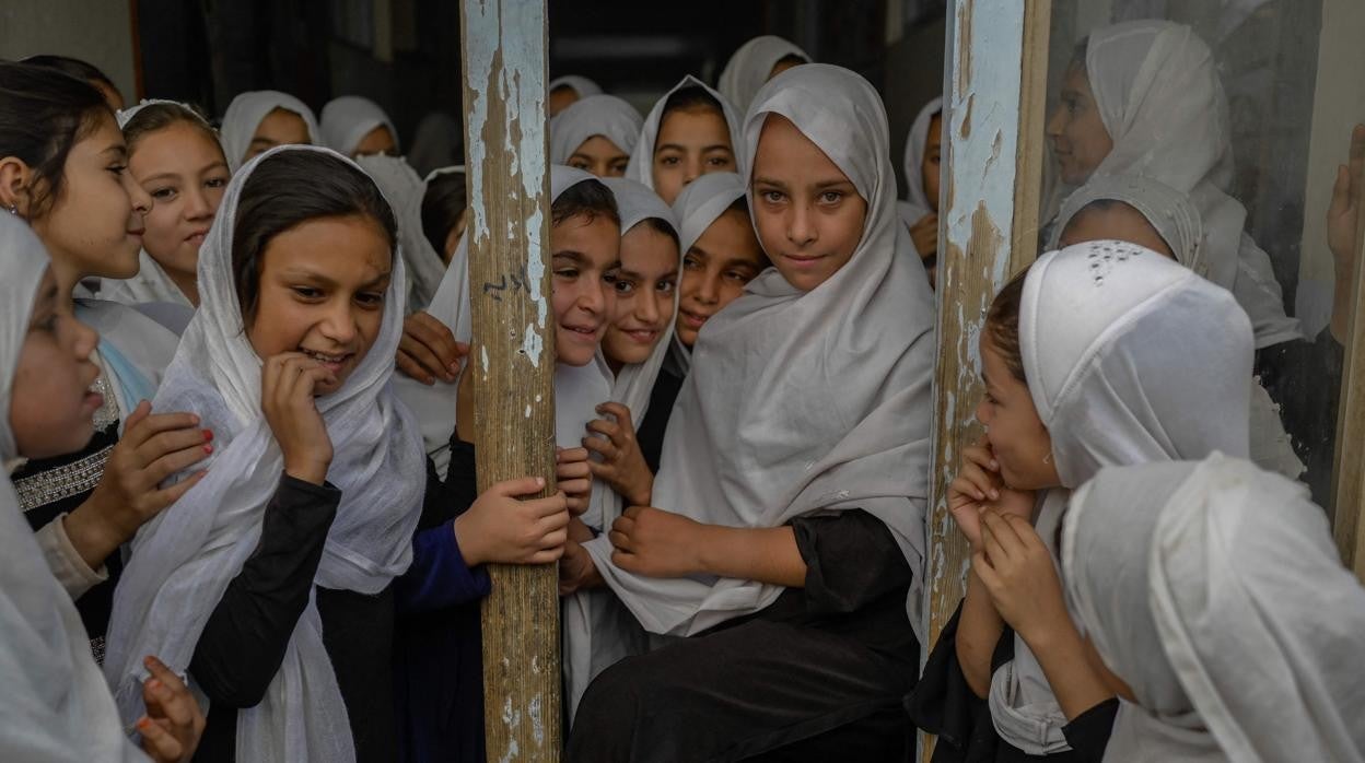 Las niñas afganas son fotografiadas saliendo de sus respectivas clases, en una escuela en Kandahar