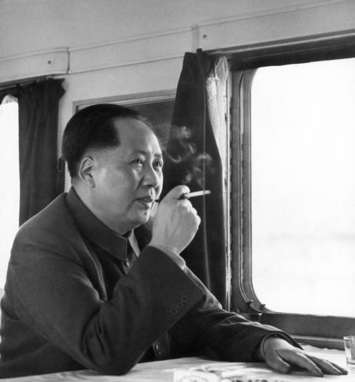 Mao Zedong, fundador del Partido Comunista Chino y la República Popular China, en una fotografía tomada en un tren en 1961