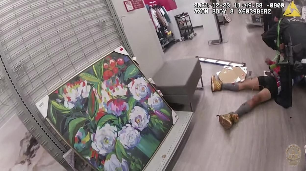 Captura del vídeo compartido por la policía en el que se puede ver al sospechoso abatido en el suelo