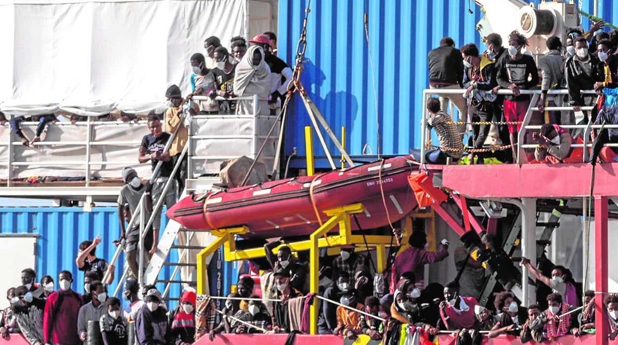 Emigrantes rescatados en el Mediterráneo llegan a Sicilia