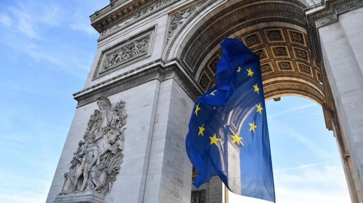La bandera europea ondeando en el Arco del Triunfo de París
