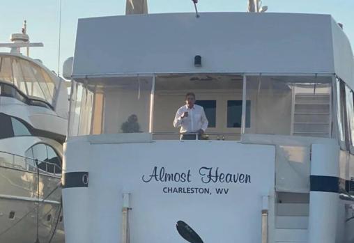 El barco 'Almost heaven', donde vive Manchin