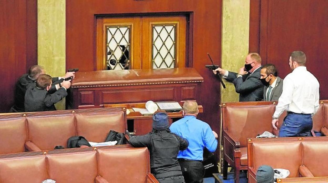 Hombres armados tratan de proteger el salón de sesiones del Congreso ante el asalto de manifestantes
