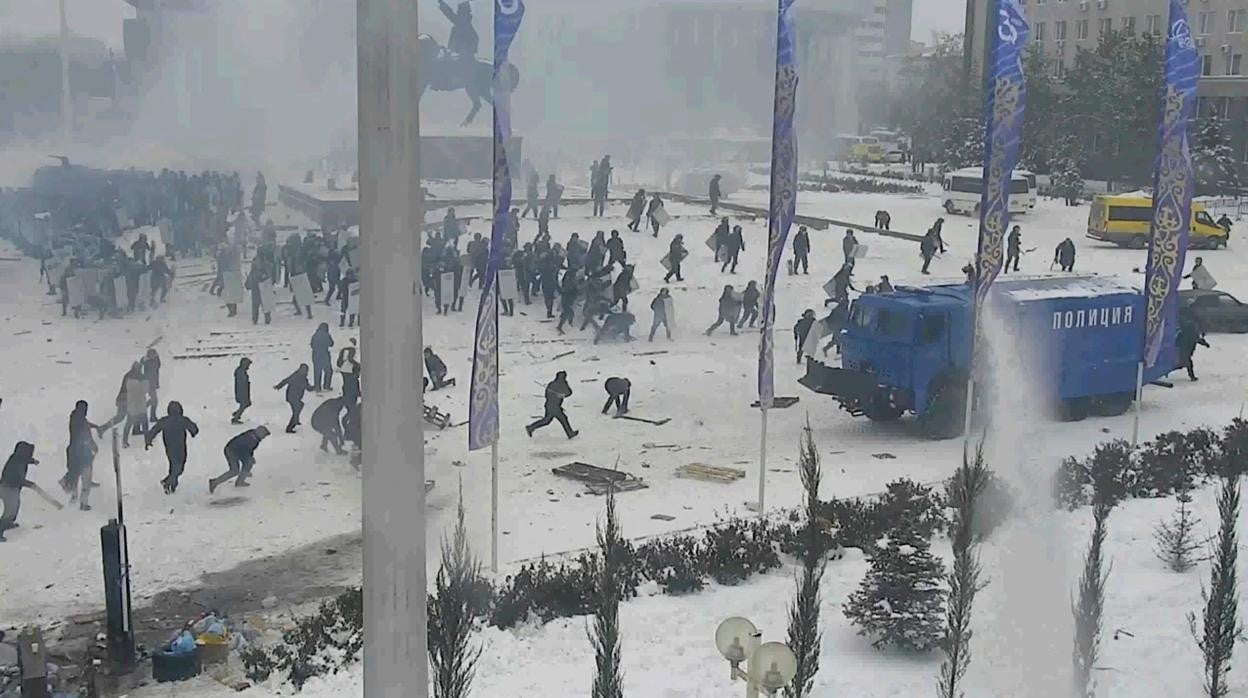 Los manifestantes chocan con los agentes del orden durante una protesta provocada por el aumento del precio del combustible en Aktobe (Kazajistán)