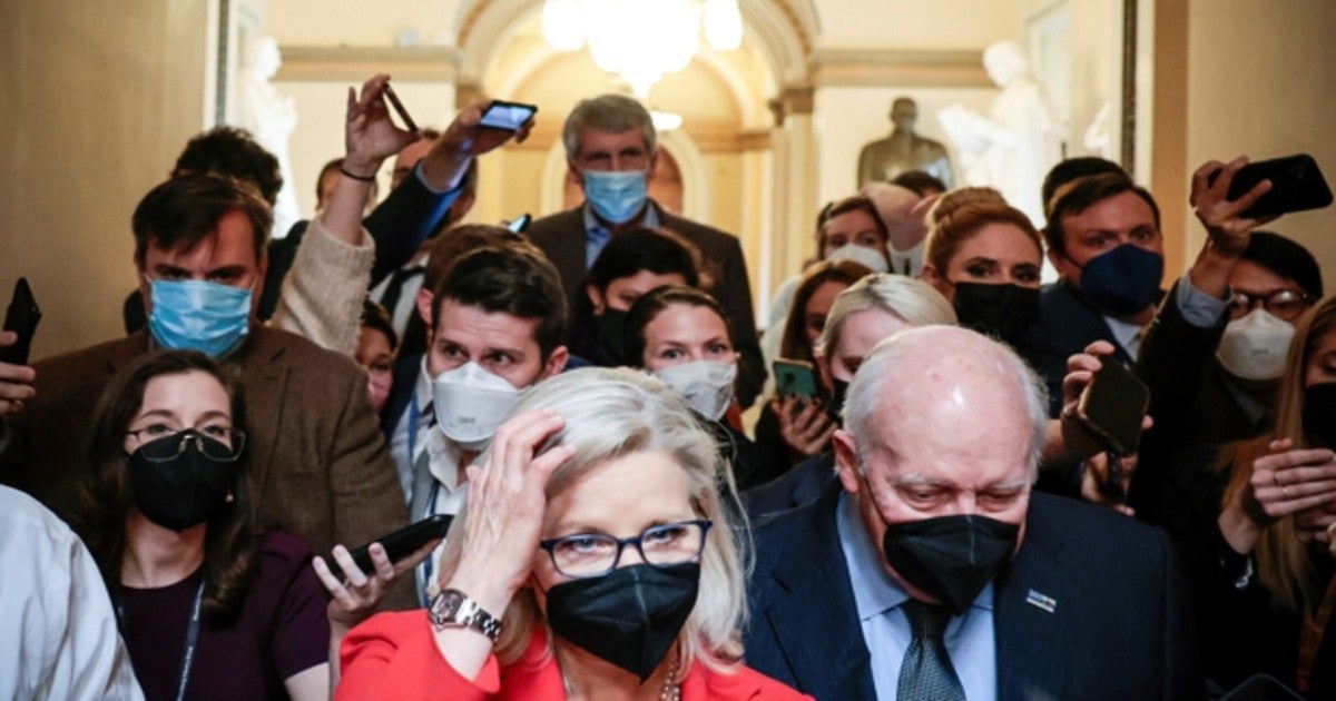 Cheney e hija, a su salida el jueves del Capitolio, donde fueron los únicos asistentes republicanos al acto en homenaje a las víctimas del asalto de 2021