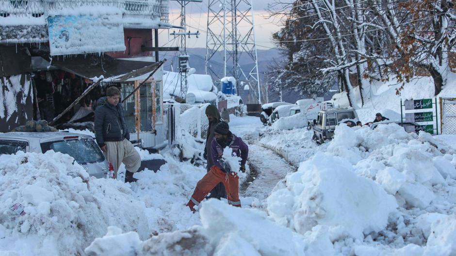 Una fuerte nevada deja 22 muertos tras quedar atrapados en sus vehículos en Pakistán