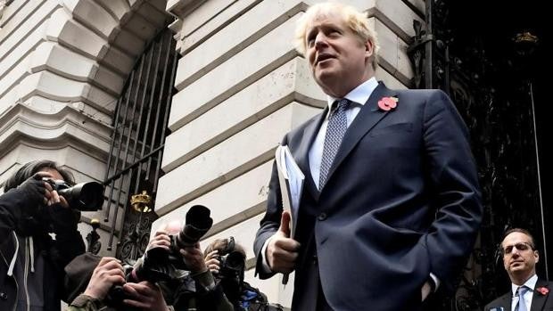 Nuevo escándalo para Johnson: más de cien personas acudieron a otra fiesta en pleno confinamiento