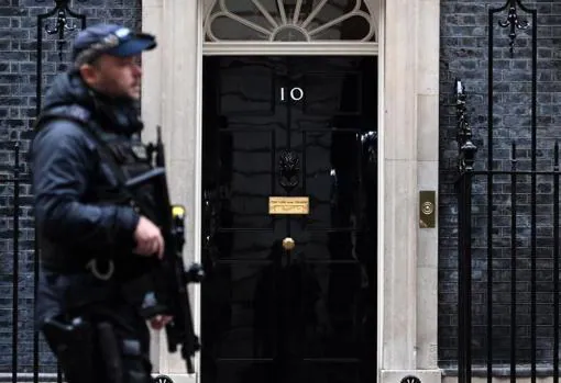 Un agente custodia el número 10 de Downing Street este martes