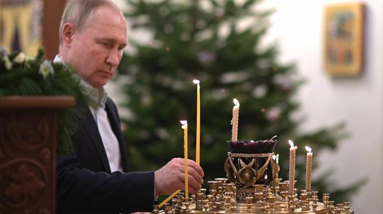 Vladimir Putin asiste a una misa por la Navidad ortodoxa a las afueras de Moscú