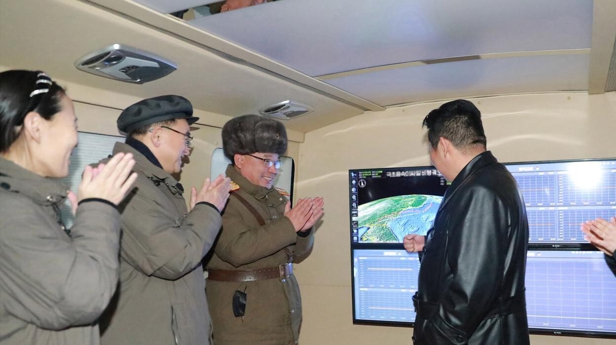 Kim Jong Un durante el lanzamiento del misil hipersónico