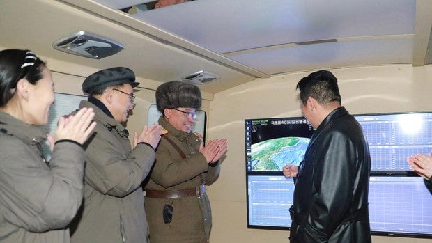 Kim Jong-un asiste al lanzamiento del misil hipersónico y se muestra satisfecho con la operación