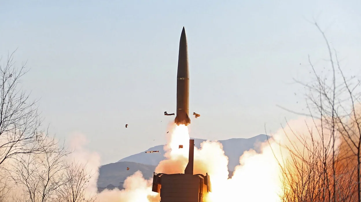 Momento del lanzamiento de uno de los misiles por parte de Corea del Norte