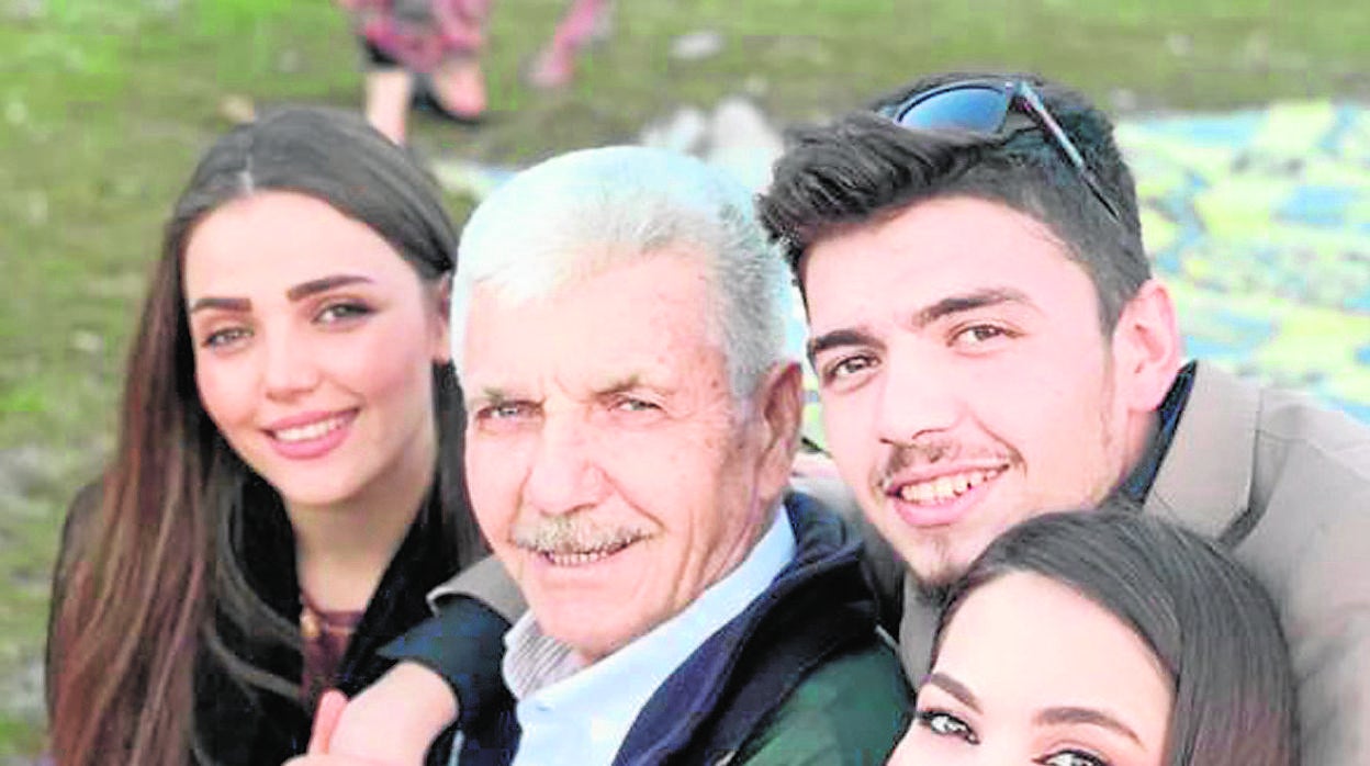 Baran, a la derecha, junto a su padre y hermanos en una foto familiar