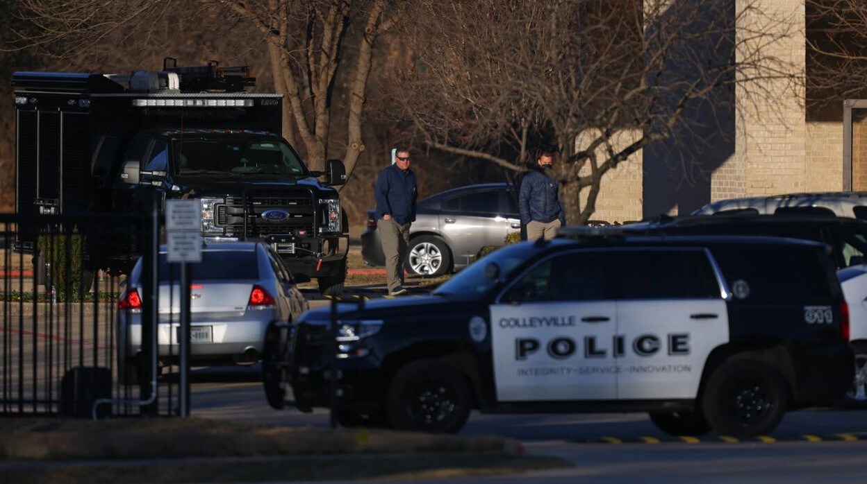 Un coche de policia, frente a la sinagoga atacada este sábado en Texas