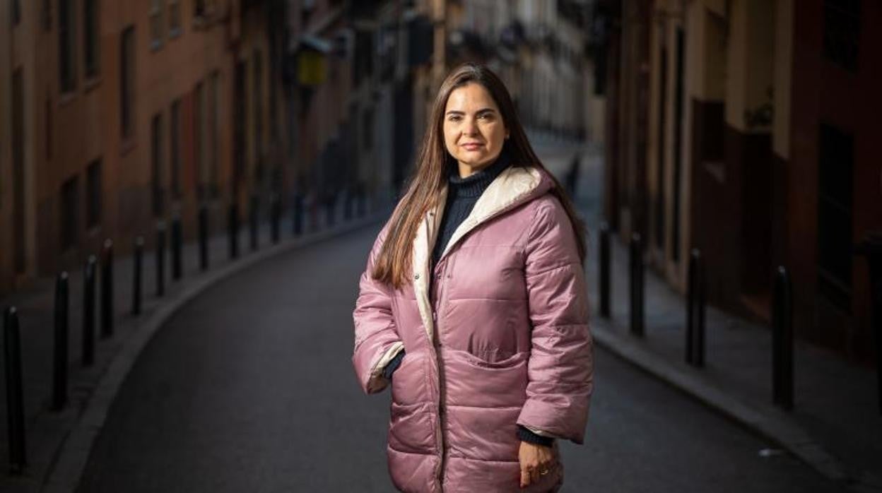 La abogada Tamara Suju posa para ABC en una calle de Madrid