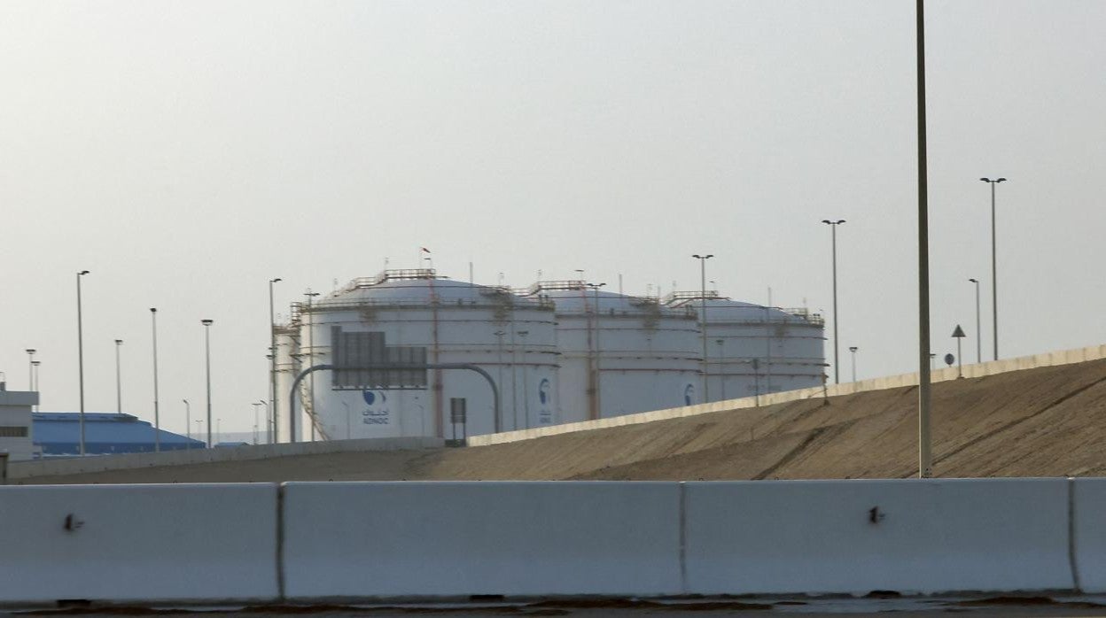 Una imagen muestra una instalación de almacenamiento del gigante petrolero ADNOC cerca del aeropuerto en la capital de los Emiratos Árabes Unidos.