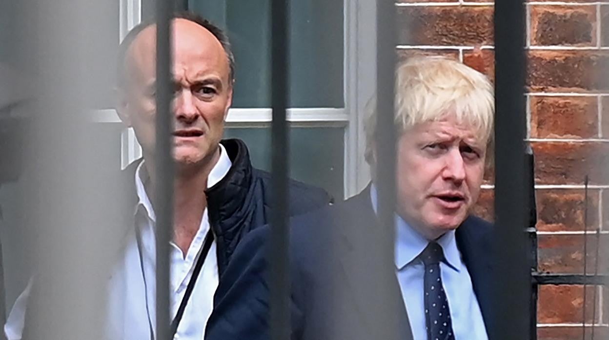 Boris Johnson y su exasesor especial Dominic Cummings salen de la parte trasera de Downing Street en el centro de Londres