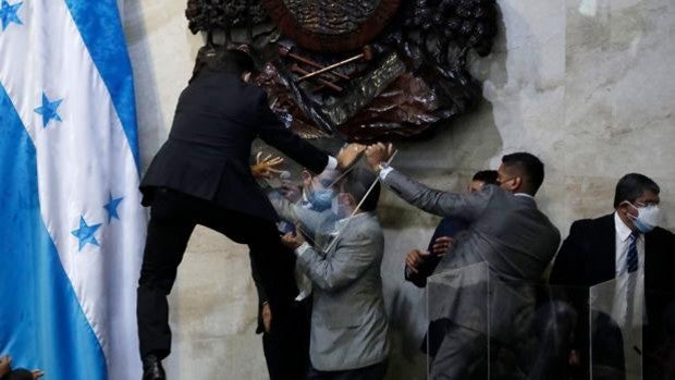 El nuevo Congreso de Honduras inicia la legislatura entre golpes e insultos