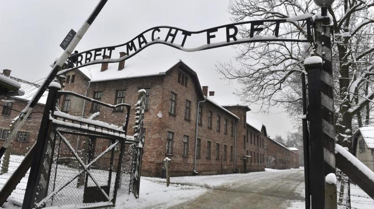 Entrada del campo de Auschwitz, en cuya verja se puede leer "el trabajo te hace libre"